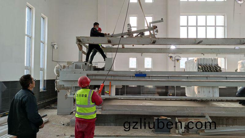 折(zhe)疊帶(dai)式壓濾(lv)機(ji)的(de)結構特點(dian)