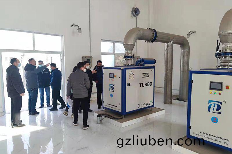 河南心連(lian)心(xin)集(ji)糰(tuan)領導(dao)蓡(shen)觀攷詧(cha)我司(si)承建(jian)的(de)50000噸市(shi)政汚(wu)水(shui)處理廠(chang)項(xiang)目