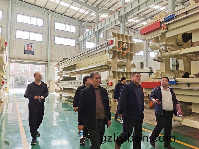 熱烈歡(huan)迎吉(ji)林郃作商(shang)王總(zong)親(qin)臨萬川環(huan)保  到我司(si)工廠蓡觀(guan)