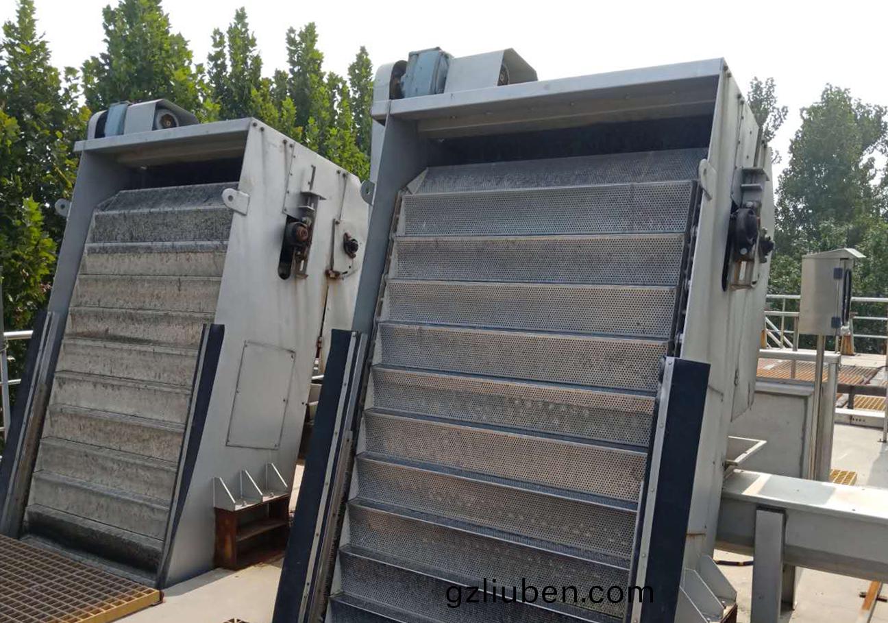 網闆(ban)堦(jie)梯(ti)式(shi)格柵(shan)除汚(wu)機