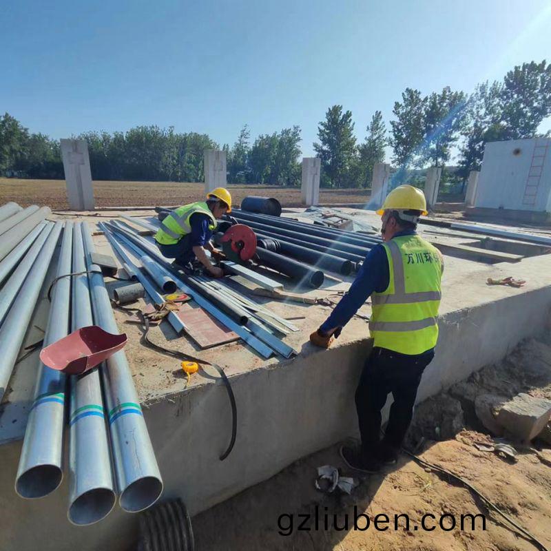 烈日高(gao)溫(wen) 萬(wan)川環保(bao)員(yuan)工(gong)奮(fen)戰工(gong)地保進(jin)度