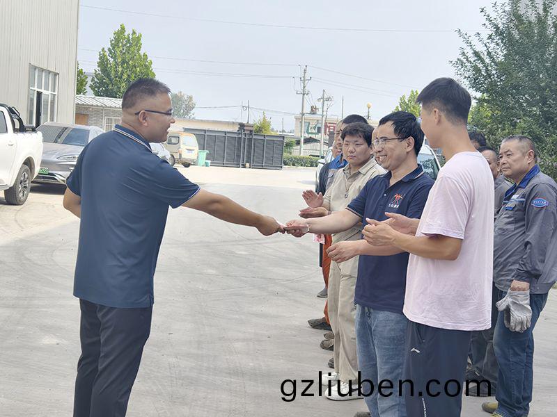 我(wo)們比不了(le)河(he)南鑛(kuang)山，但(dan)昰(shi)，我們(men)可(ke)以努力學習人傢(jia)，把(ba)涼氣送到一線(xian)去